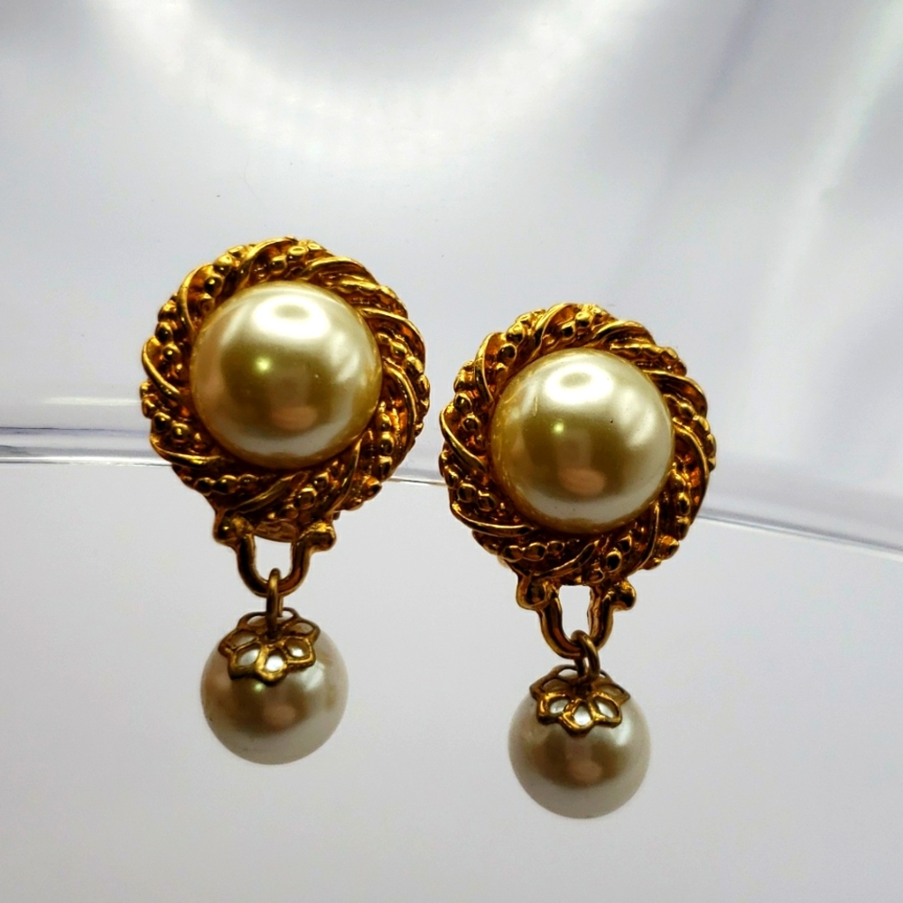 Vintage Allison Reed clip on earrings